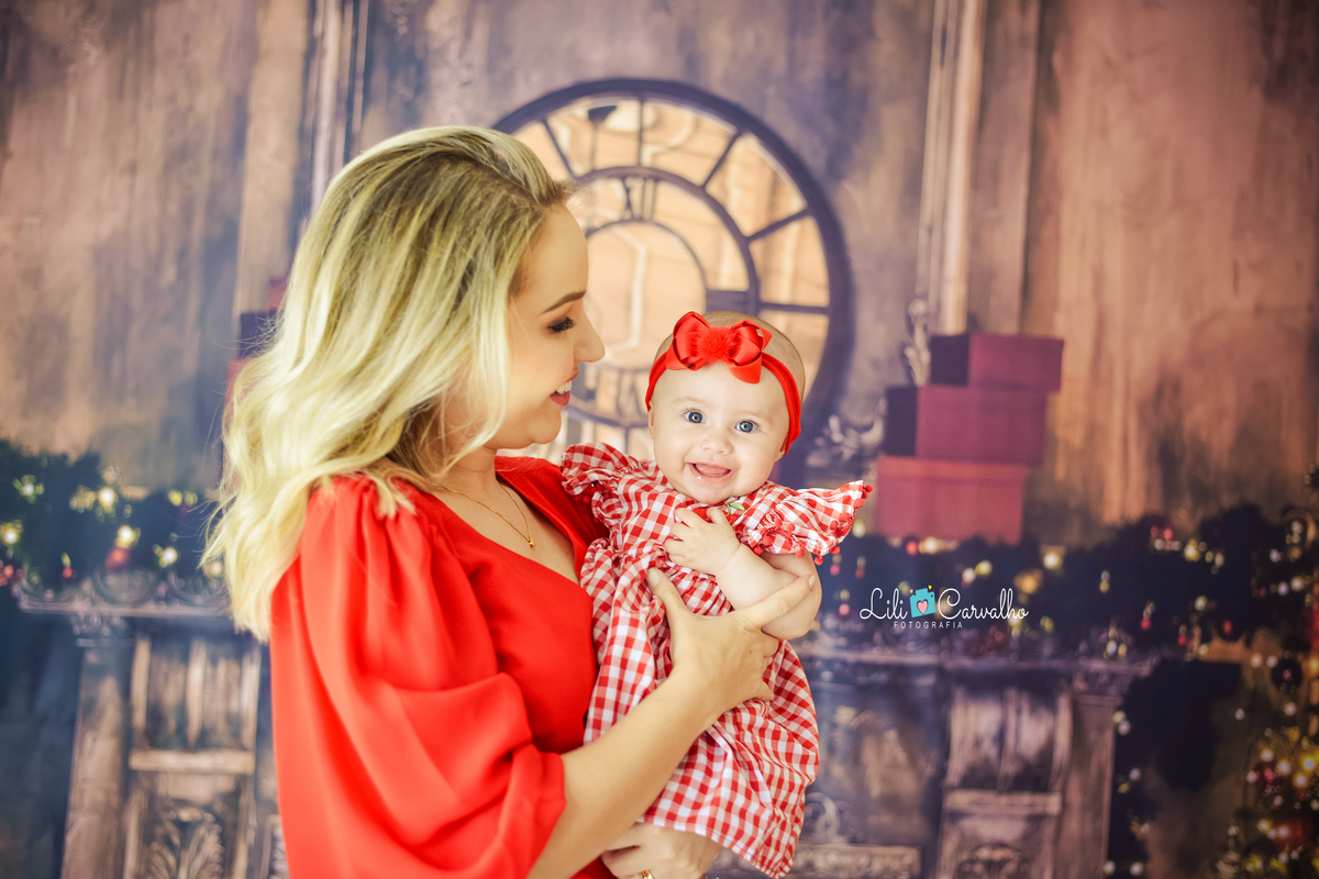fotografia de natal em Maringá, no estúdio bebê sorrindo