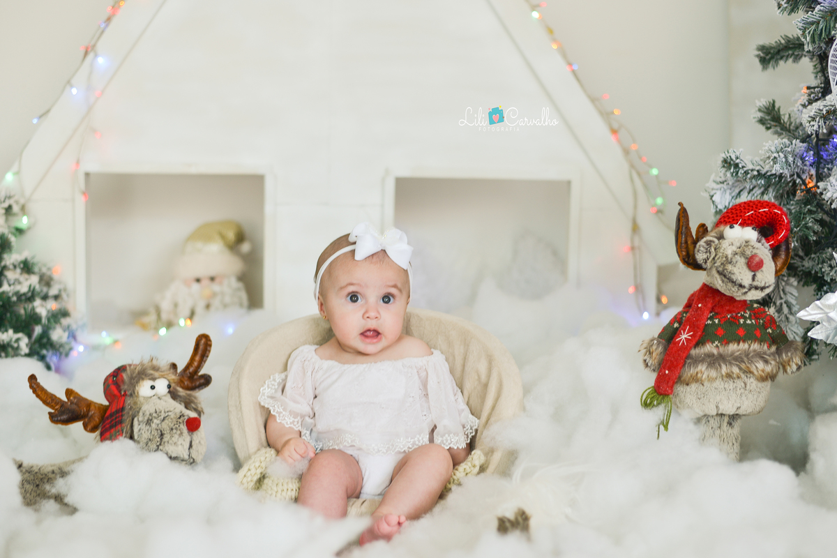 fotografia de natal em Maringá, no estúdio cenario branco, olhando para frente
