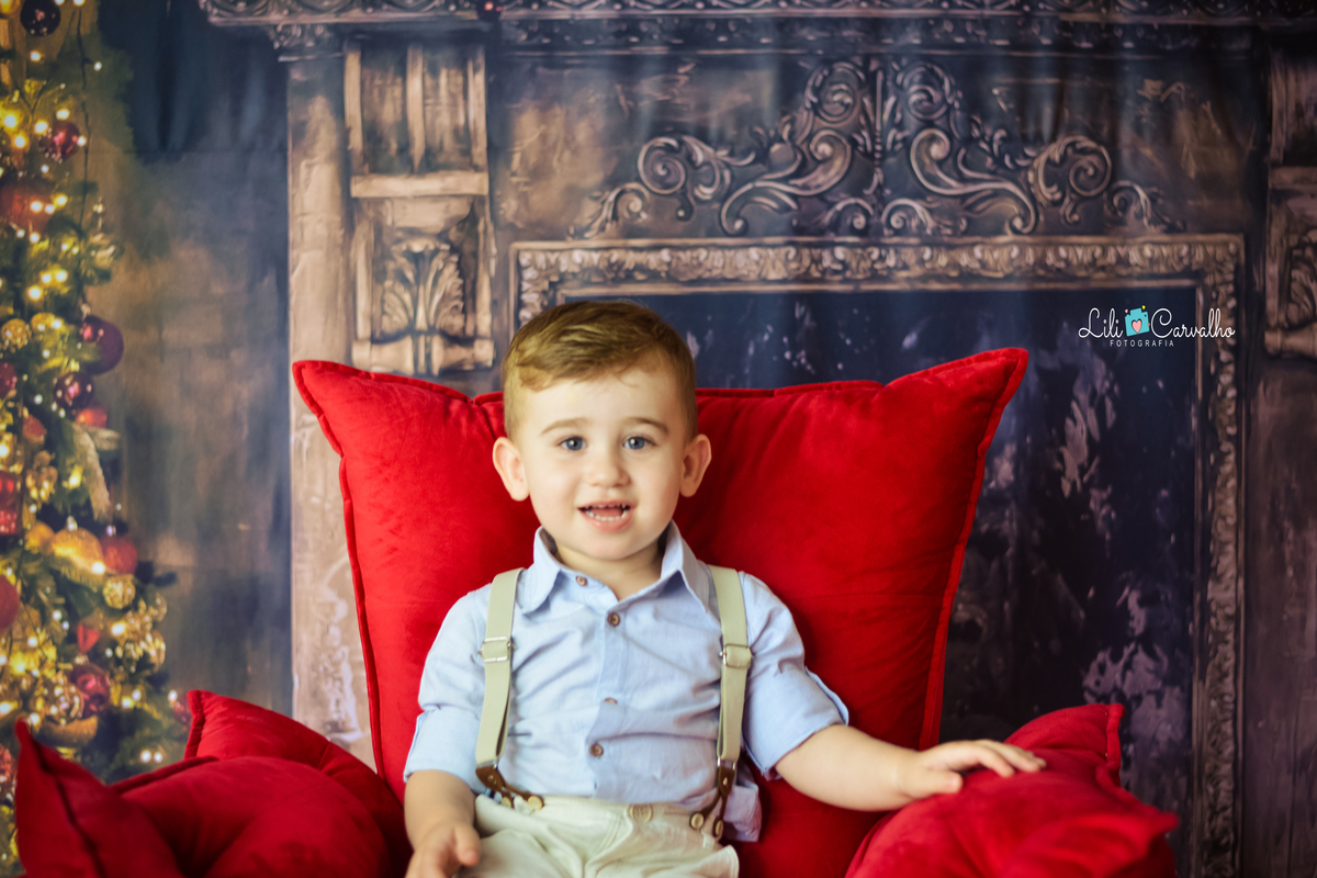 ensaio fotografico no estúdio em Maringá sentado na poltrona, de frente 