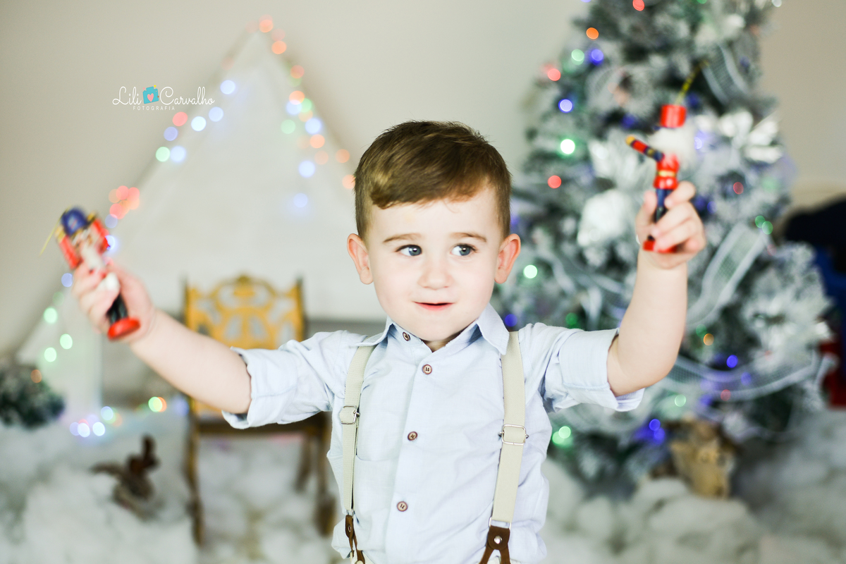 ensaio fotografico no estúdio em Maringá brincando com carrinho