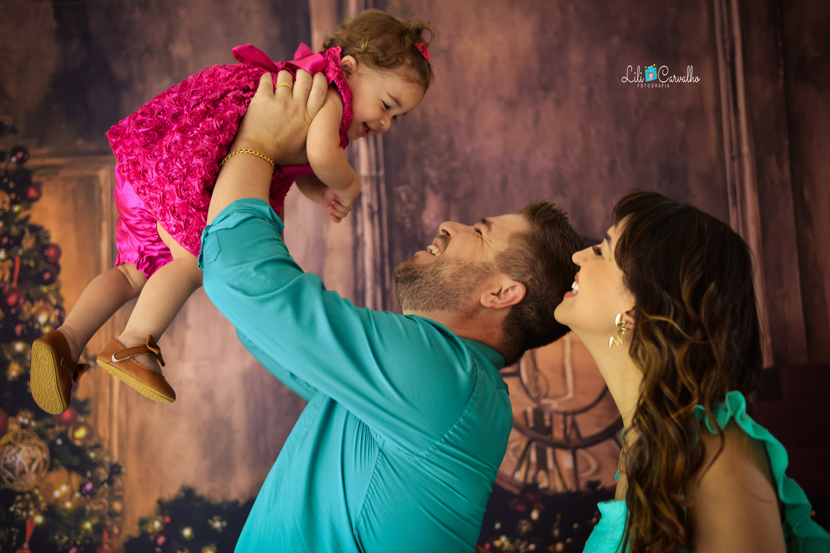 ensaio fotografico no estúdio em Maringá, , lilicarvalho fotografia colocando para alto