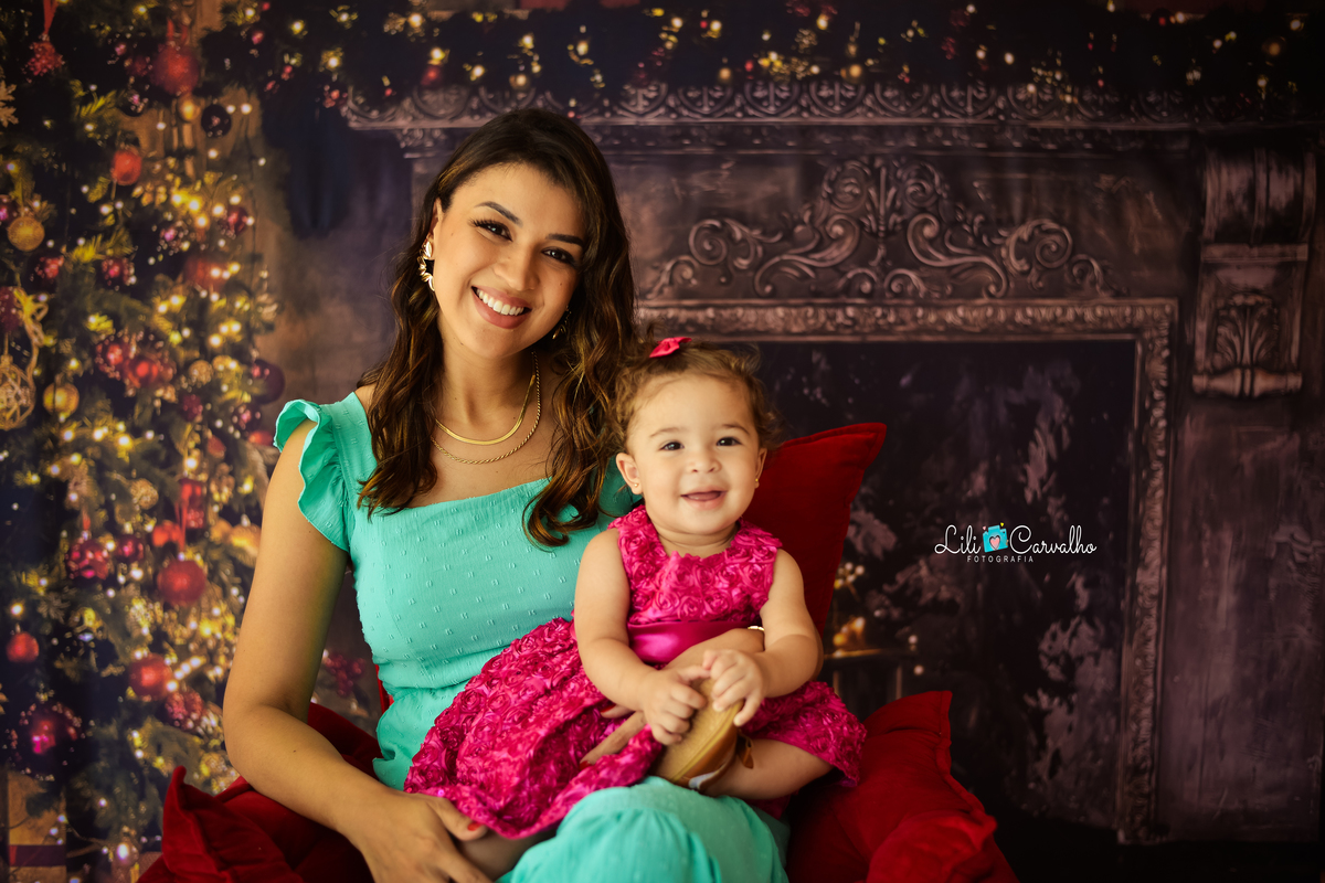 ensaio fotografico no estúdio em Maringá, , lilicarvalho fotografia mãe e filha sorrindo
