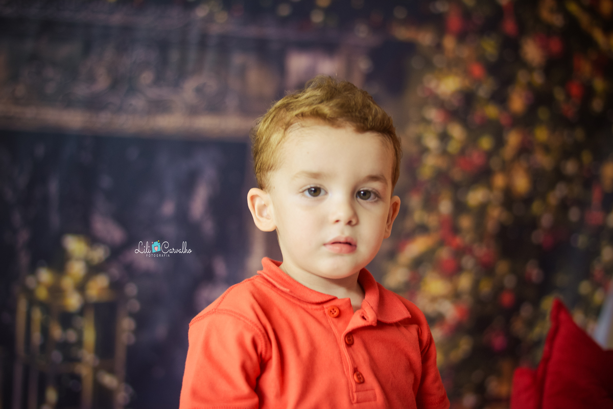 ensaio fotografico no estudio em Maringá ohando sério 