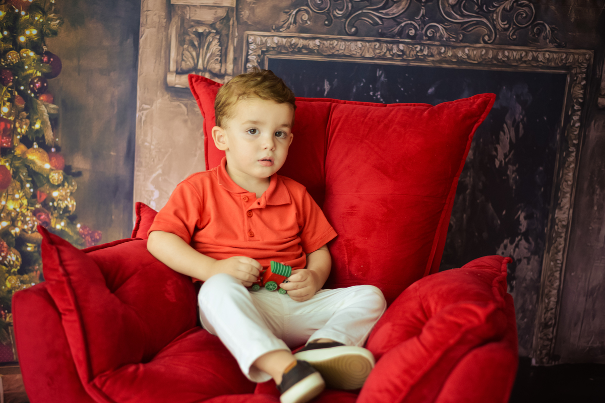 ensaio fotografico no estudio em Maringá, poltrona vermelha