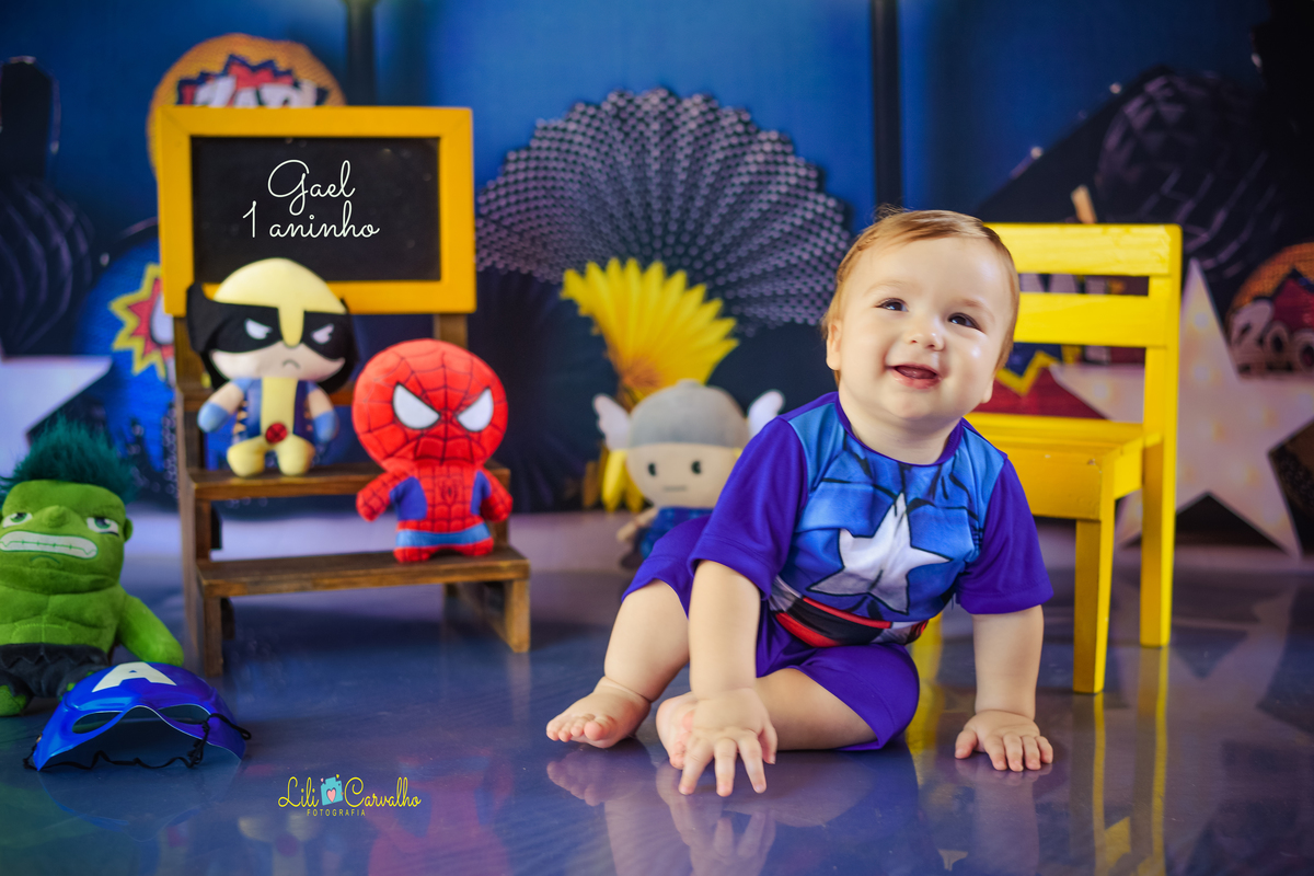 ensaio fotografico de menino, tema heroi, azul