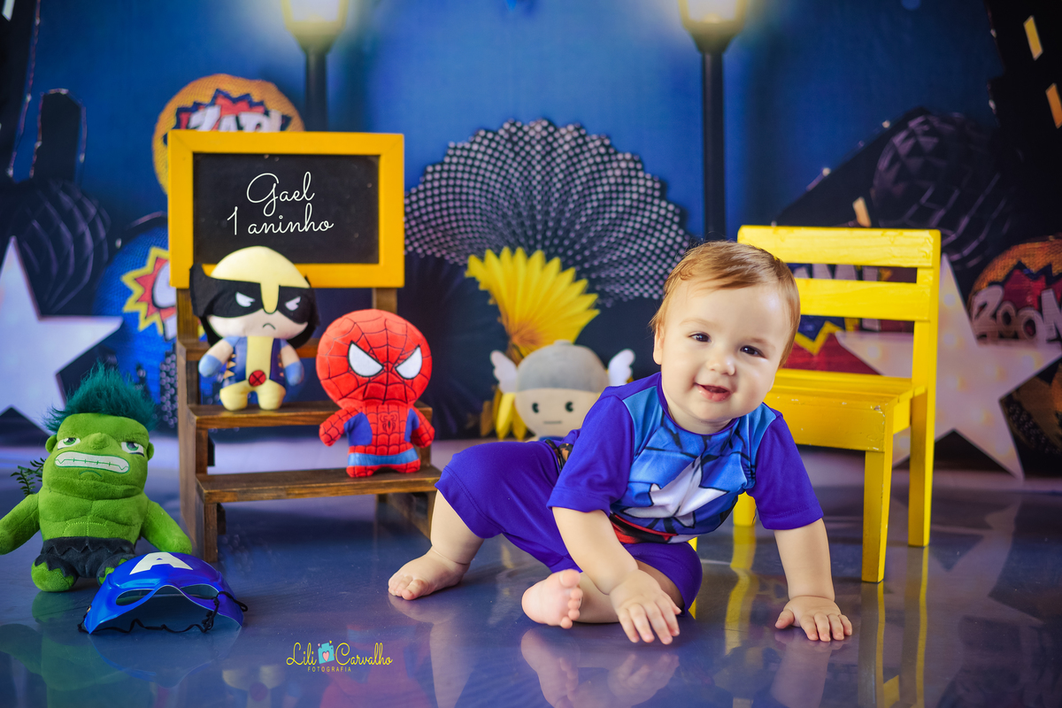 ensaio fotografico de menino, tema heroi, sorrindo 