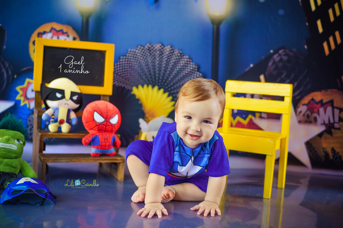 ensaio fotografico de menino, tema heroi, loiro