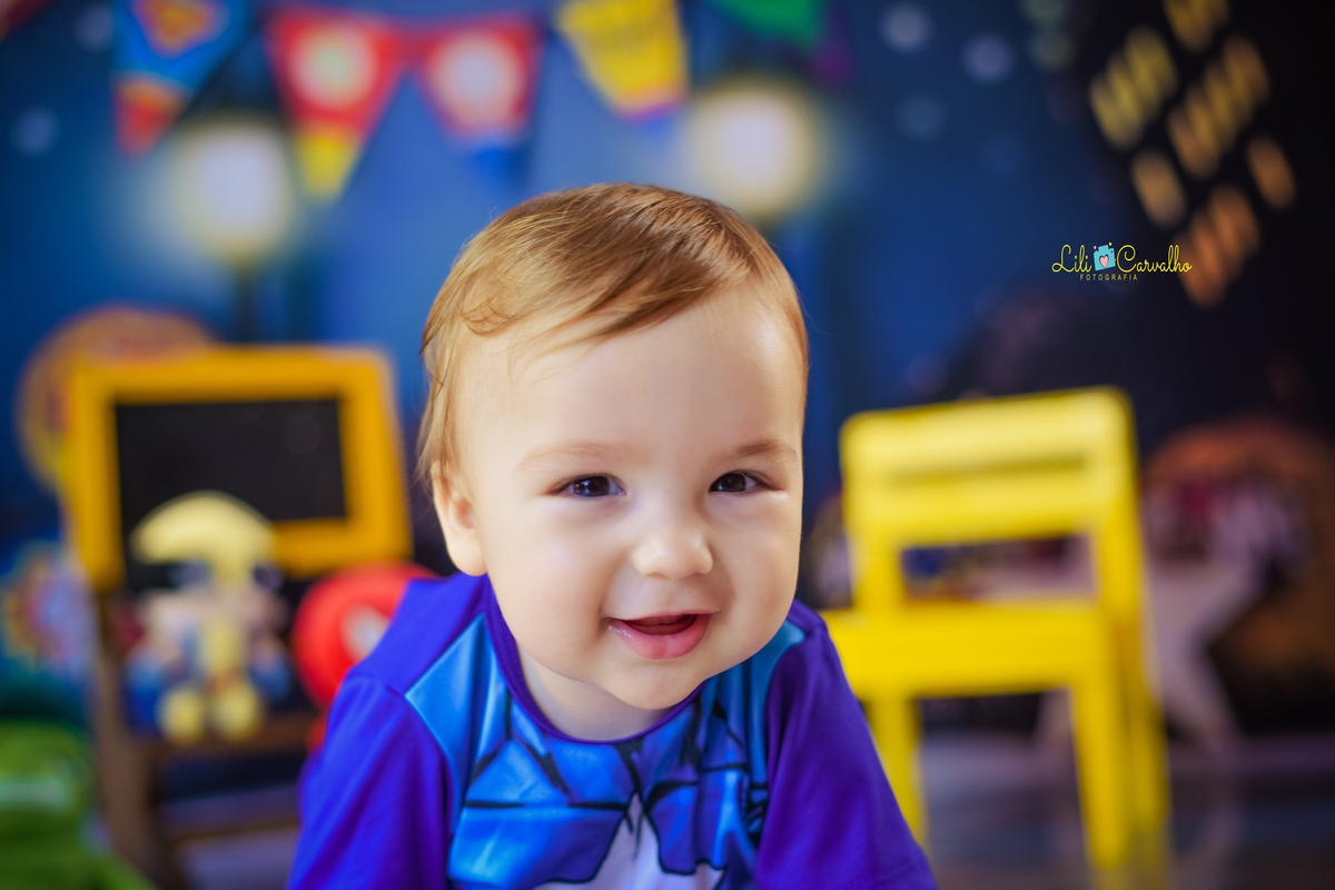 ensaio fotografico de menino, tema heroi, olhando para frente, sorrindo