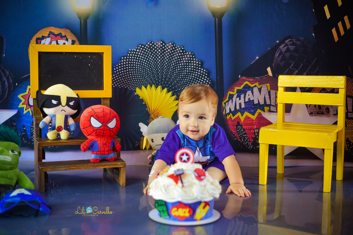 ensaio fotografico de menino, tema heroi, bolo bonito