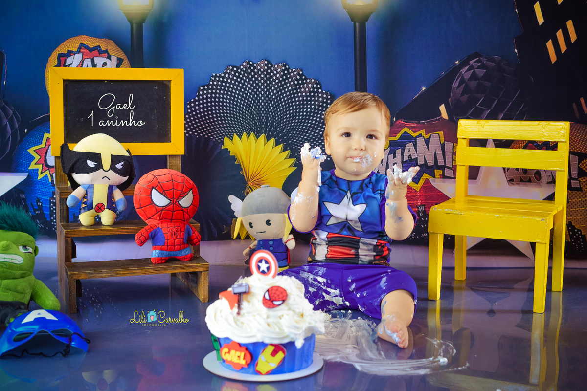 ensaio fotografico de menino, tema heroi, brincando com bolo