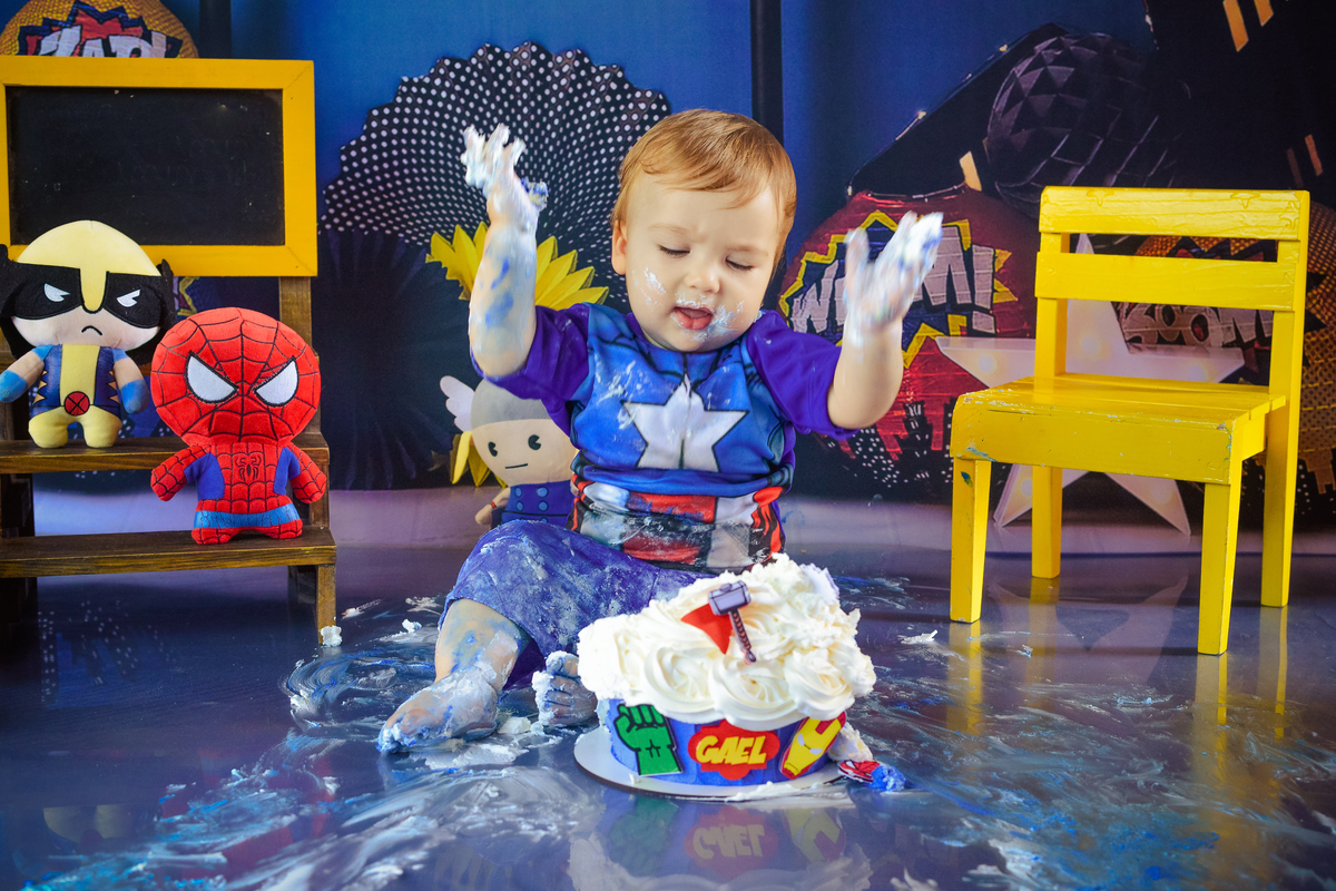 ensaio fotografico de menino, tema heroi, muita brincadeira