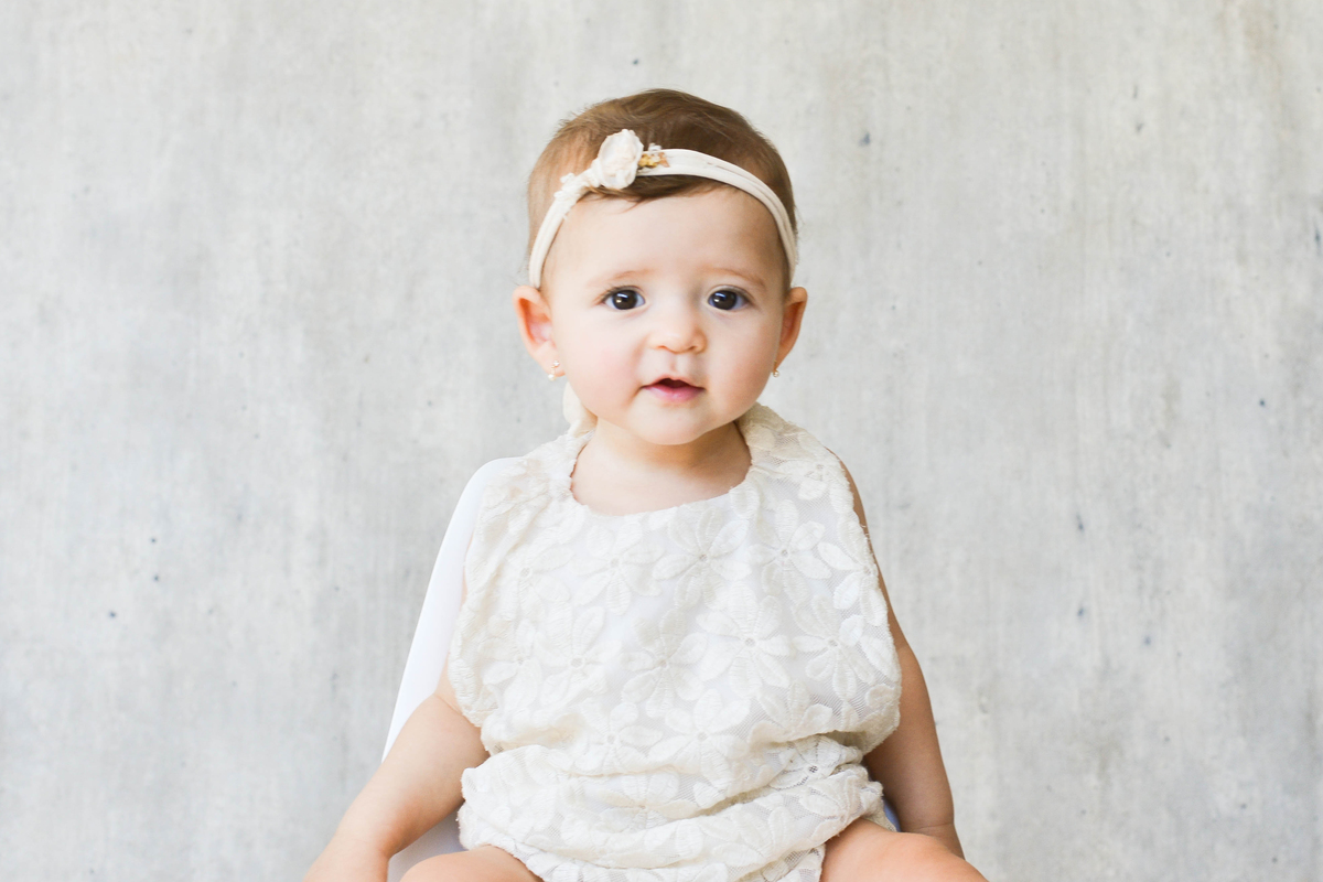 foto de bebê menina, fundo claro, estudio em Maringá de frente