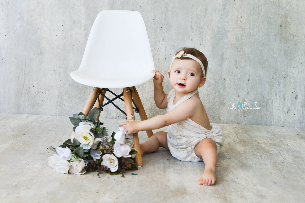 foto de bebê menina, fundo claro, estudio em Maringá querendo subir 