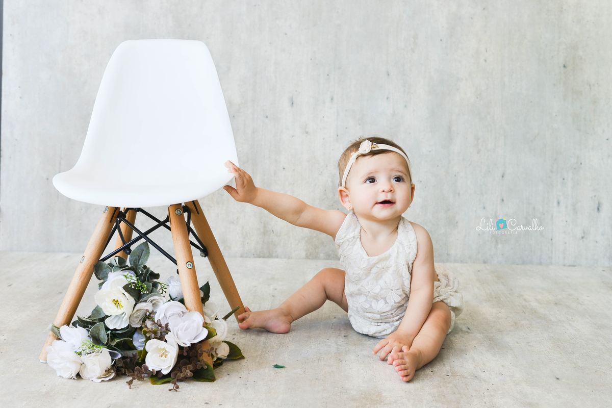 foto de bebê menina, fundo claro, estudio em Maringá olhando para mamãe 