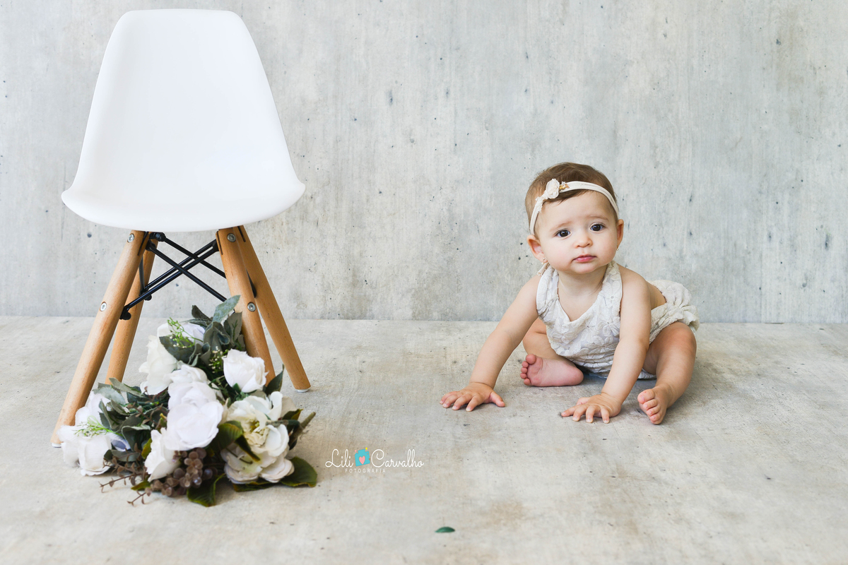 foto de bebê menina, fundo claro, estudio em Maringá engatinhando