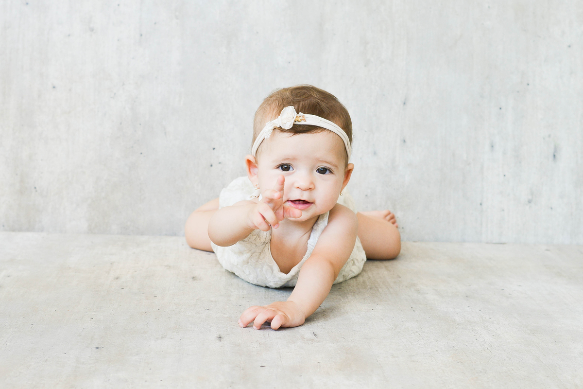 foto de bebê menina, fundo claro, estudio em Maringá, um