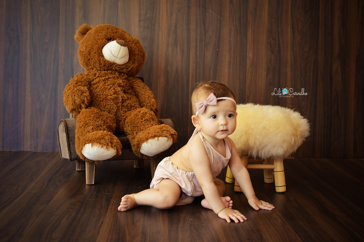 foto de bebê menina, fundo escuro estudio em Maringá
