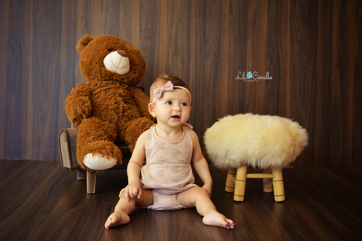 foto de bebê menina, fundo escuro estudio em Maringá sentada 