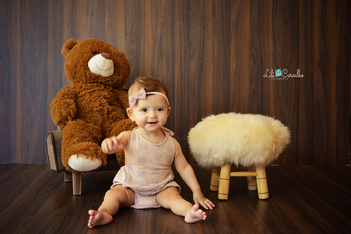 foto de bebê menina, fundo escuro estudio em Maringá sorrindo 