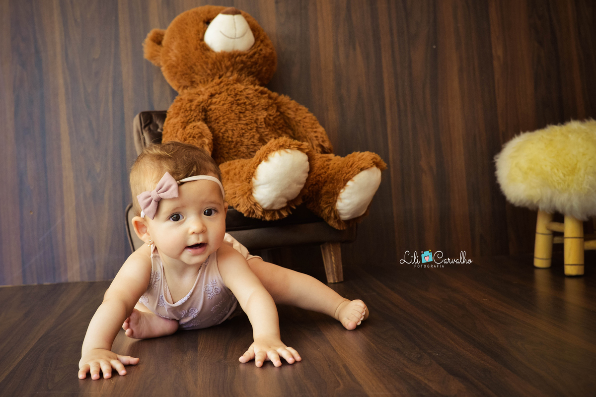 foto de bebê menina, fundo escuro estudio em Maringá engatinhando 