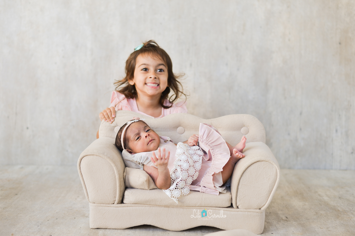 ensaio fotografico em Maringá, Paola deitada  com irmã