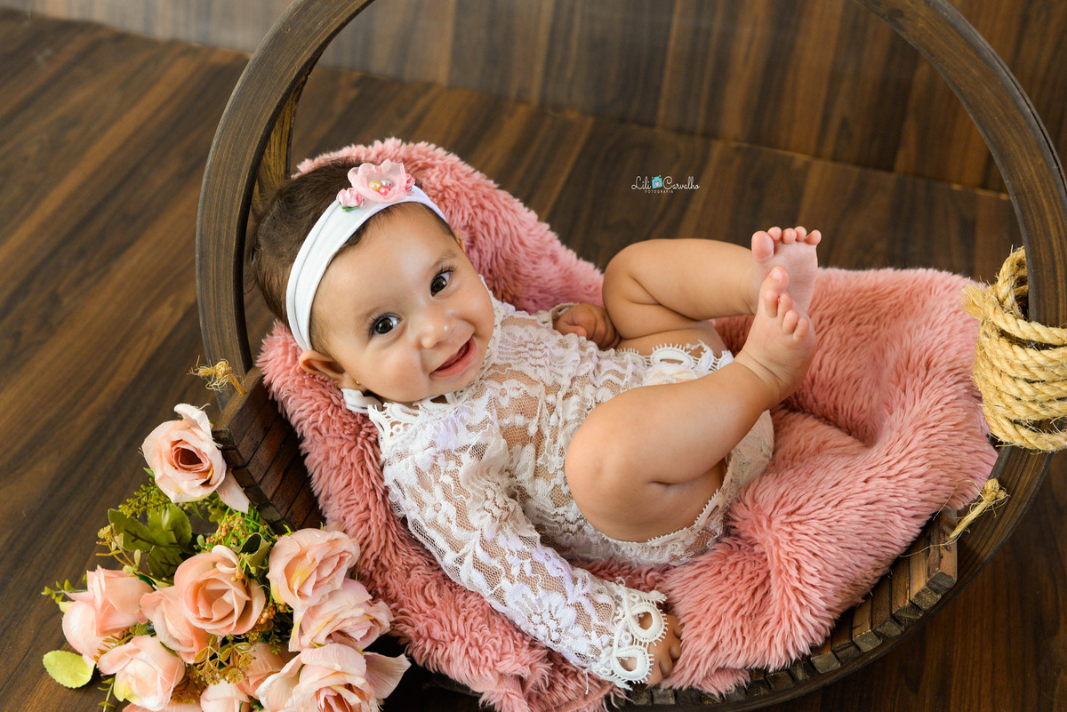 acompanhamento mensal da bebê em Maringá, fotografia, olhando para lado