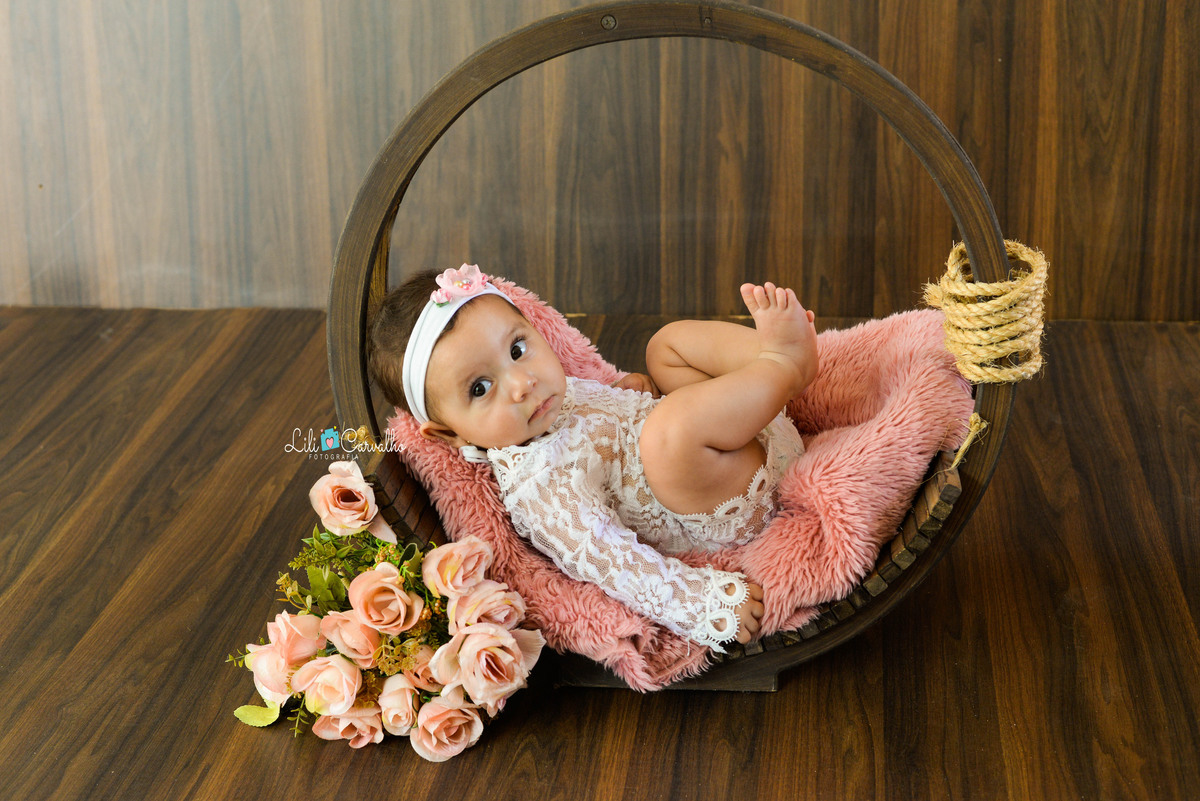 acompanhamento mensal da bebê em Maringá, fotografia, deitada mexendo pezinhos