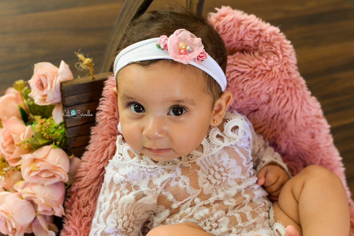 acompanhamento mensal da bebê em Maringá, fotografia, concentrada 