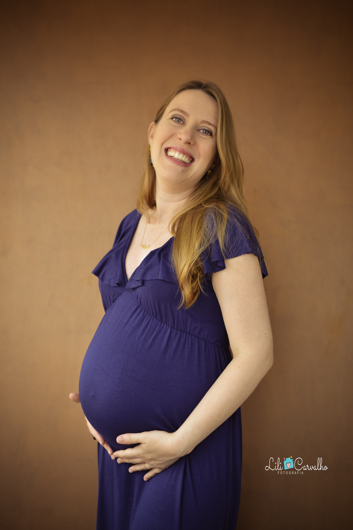 fotografia de gravida em estudio em maringa, fundo marrom
