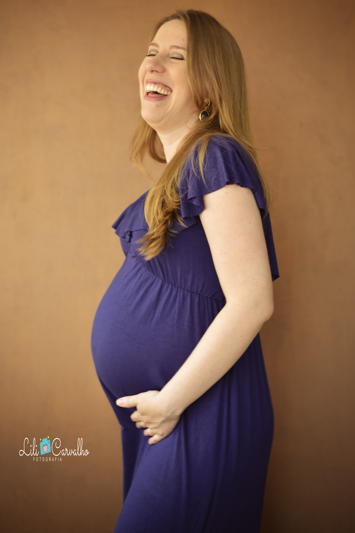 fotografia de gravida em estudio em maringa, sorrindo