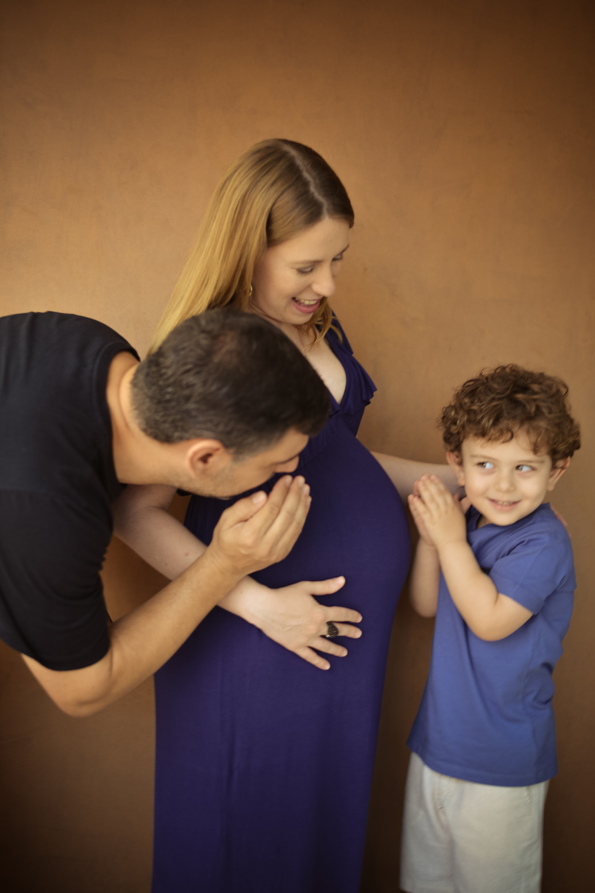 fotografia de gravida em estudio em maringa, brincando
