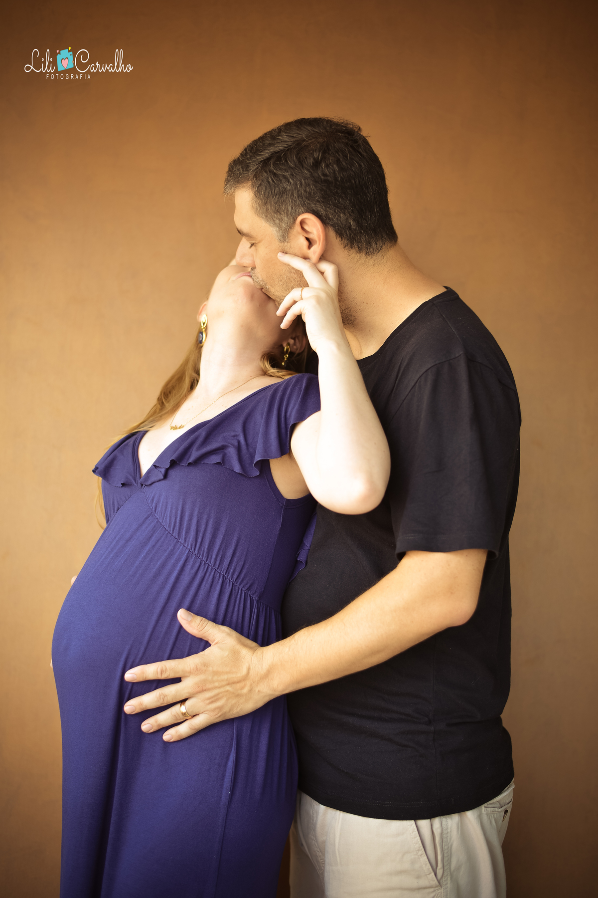 fotografia de gravida em estudio em maringa, beijo 