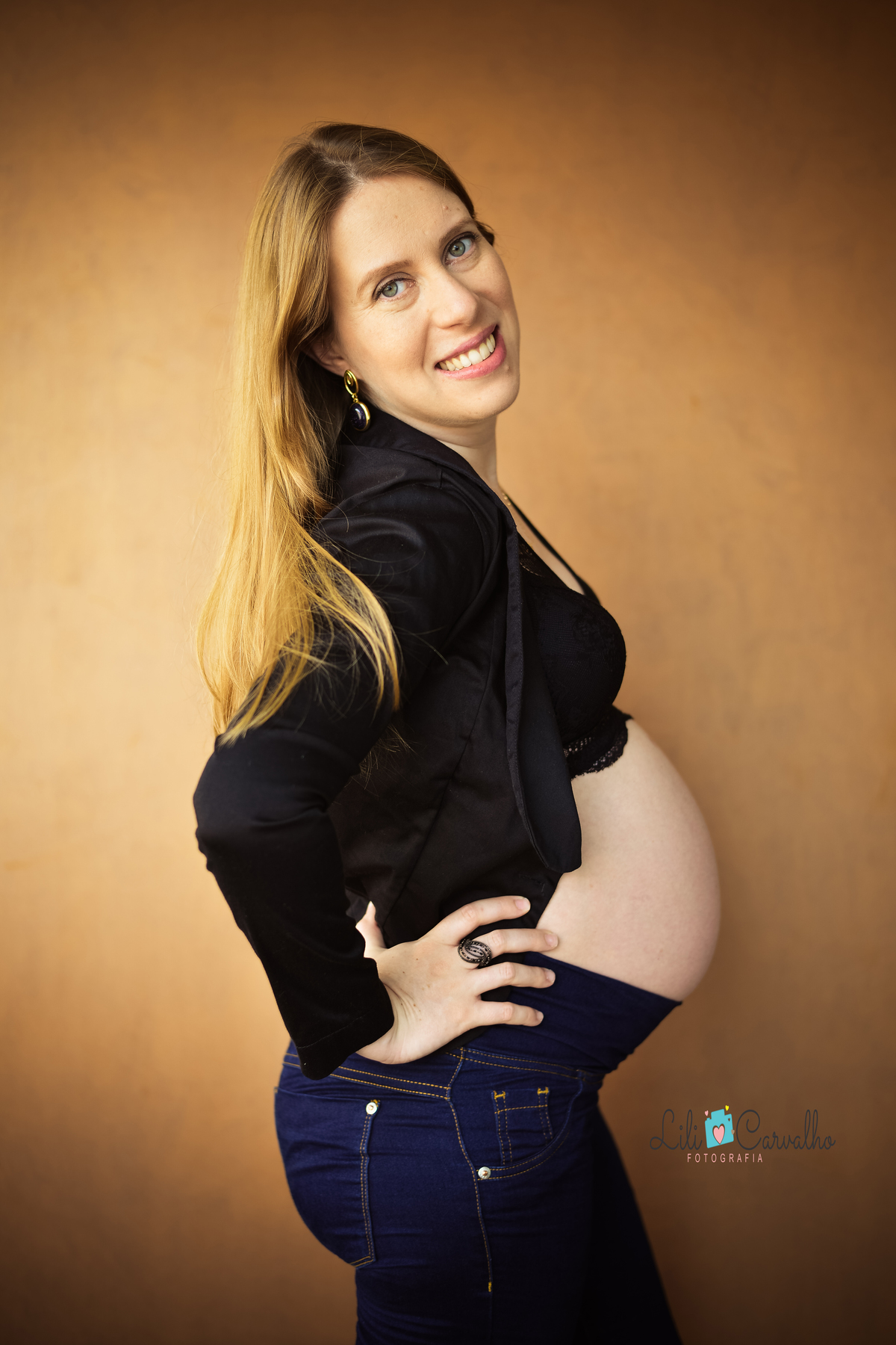 fotografia de gravida em estudio em maringa de lado