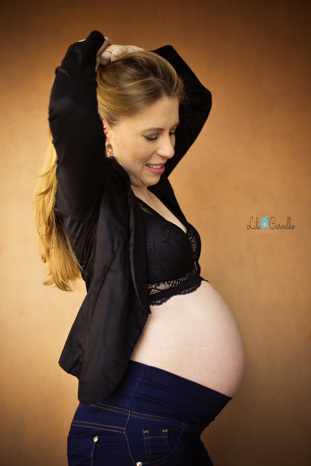 fotografia de gravida em estudio em maringa olhando para baixo