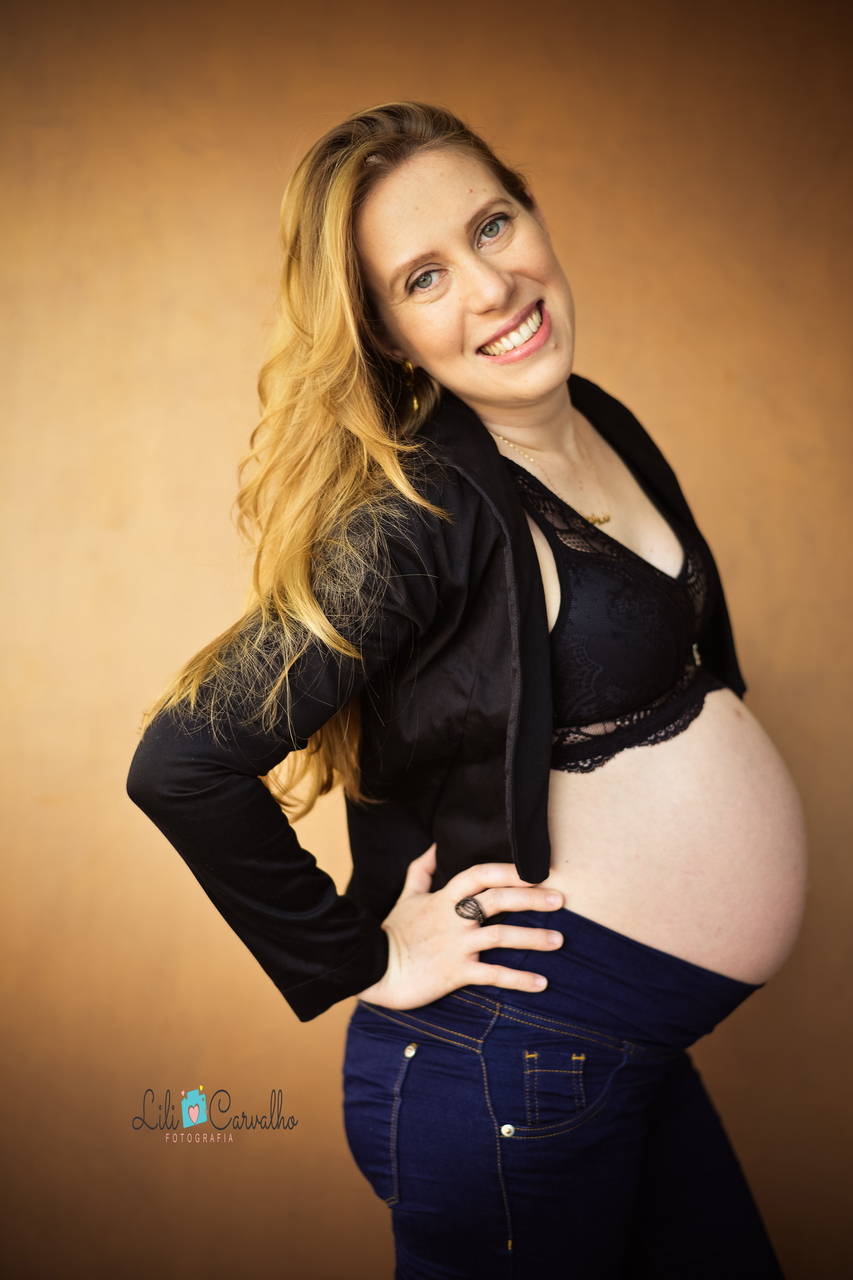 fotografia de gravida em estudio em maringa olhando de frente 
