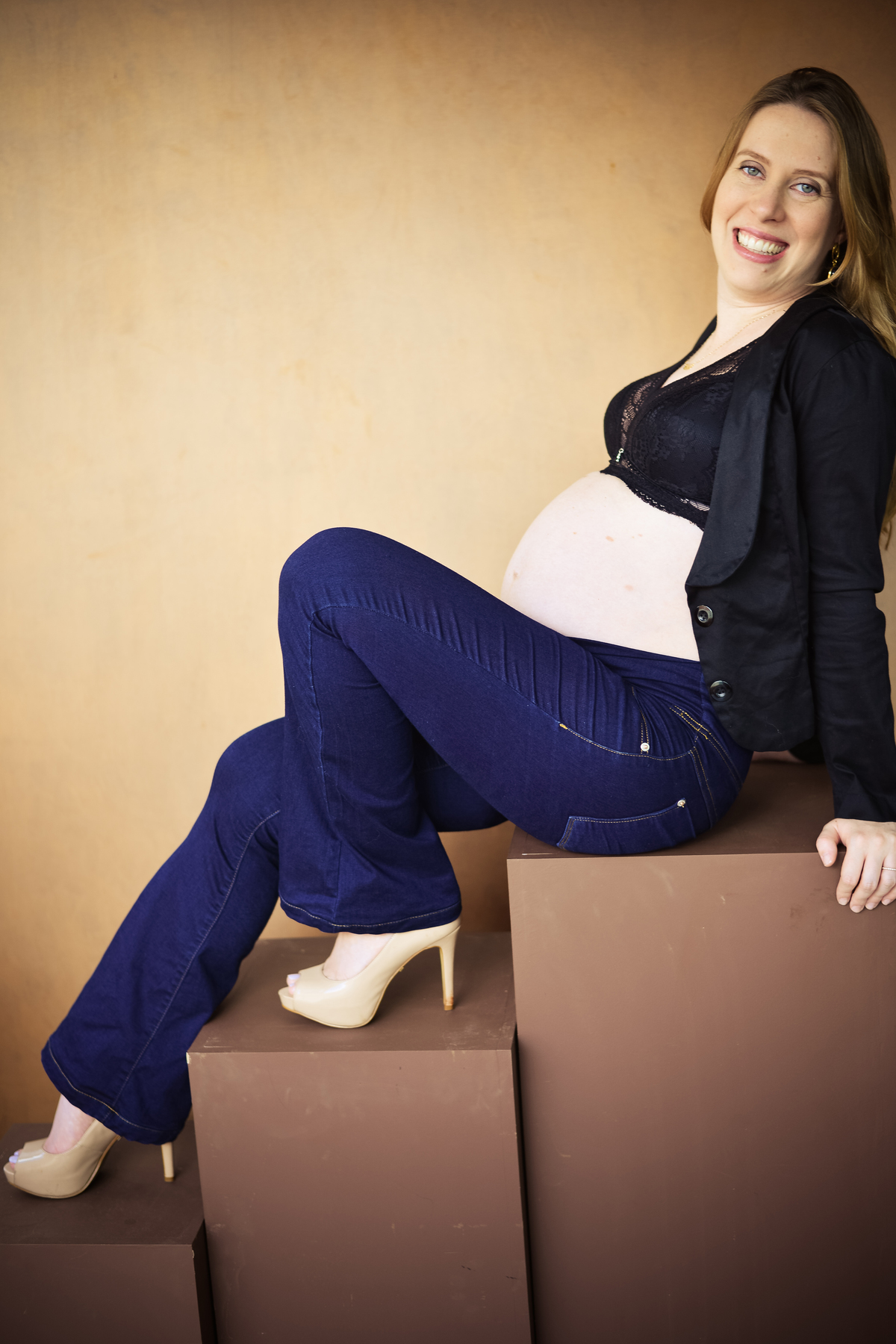 fotografia de gravida em estudio em maringa sentada