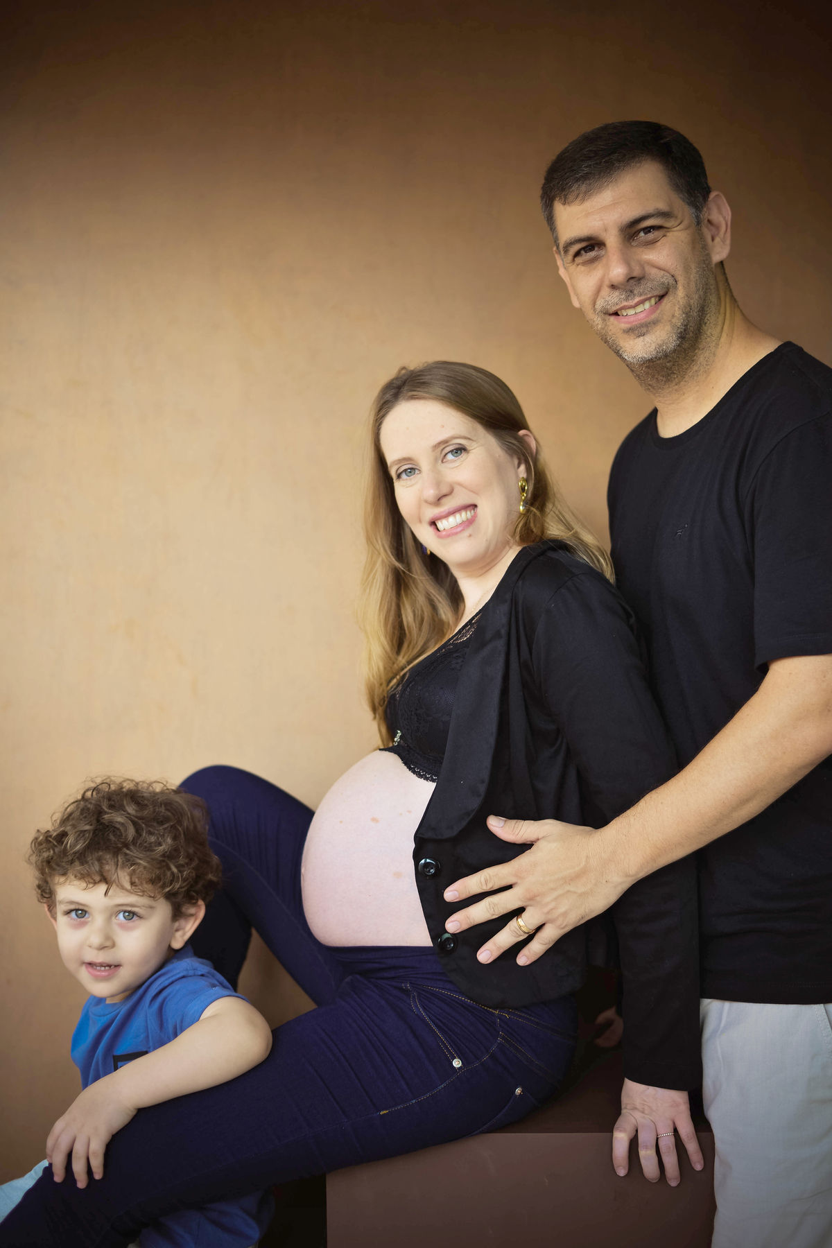 fotografia de gravida em estudio em maringa com marido e filho