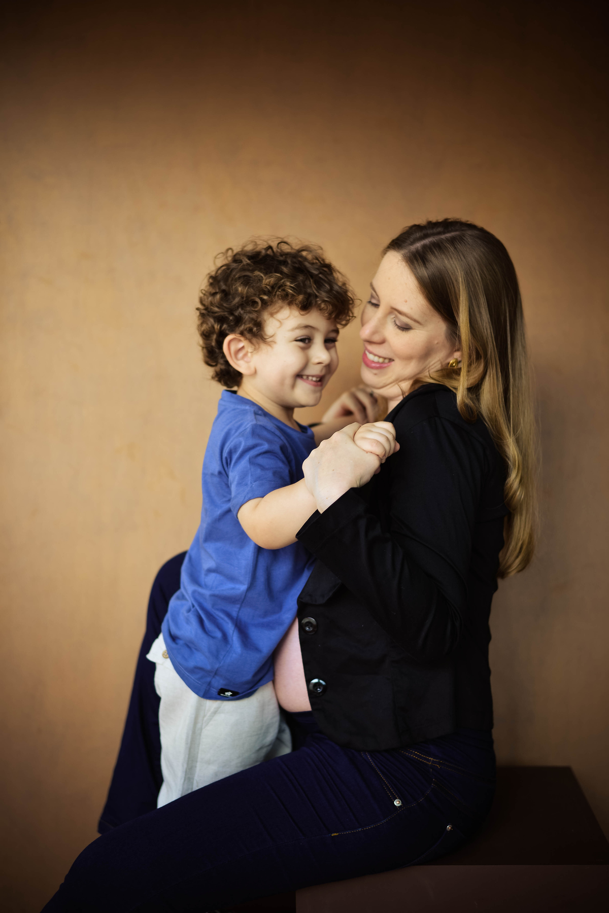 fotografia de gravida em estudio em maringa com filho 