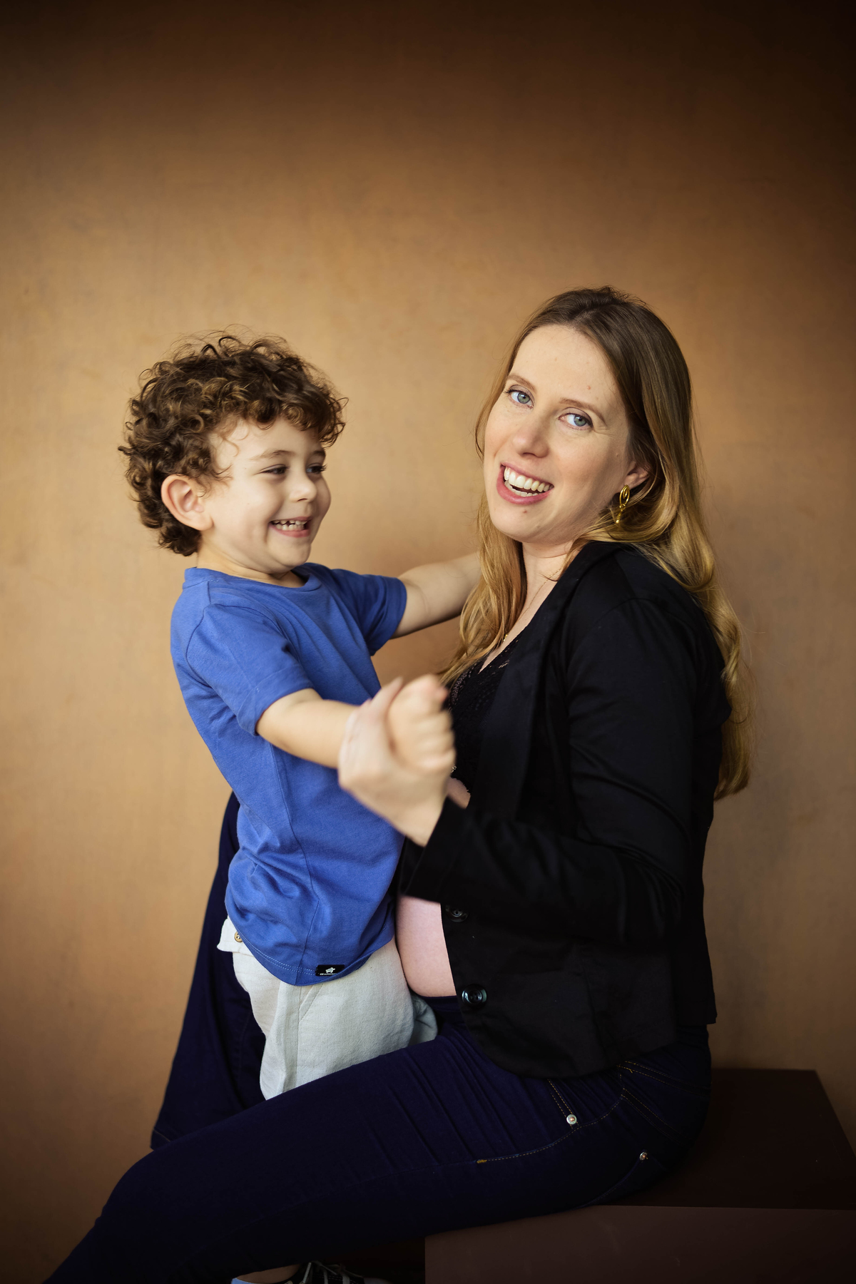 fotografia de gravida em estudio em maringa com filho lindo 