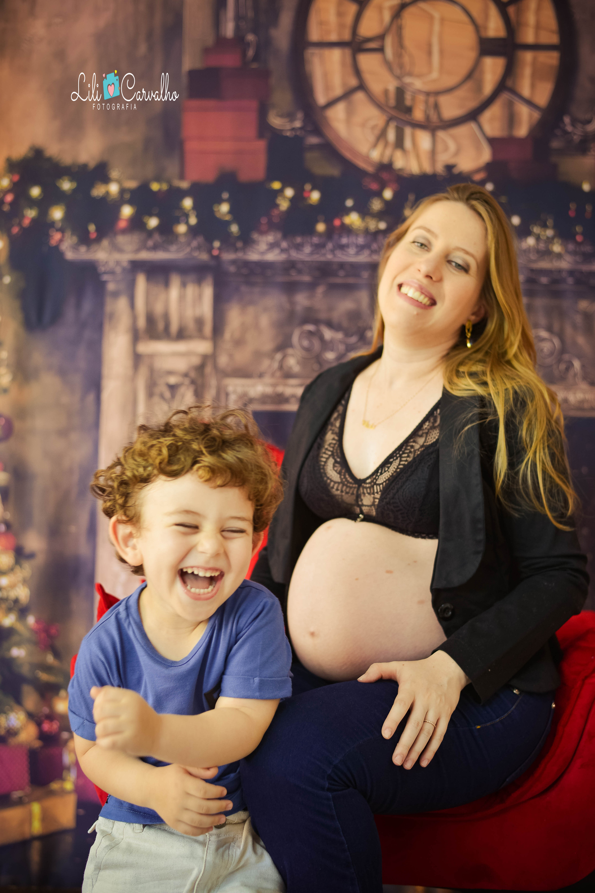 fotografia de gravida em estudio em maringa sorrindo muito