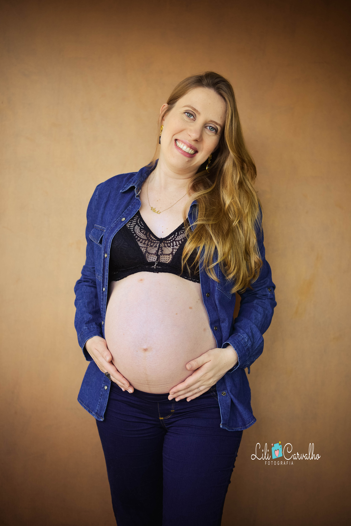 fotografia de gravida em estudio em maringa jeans