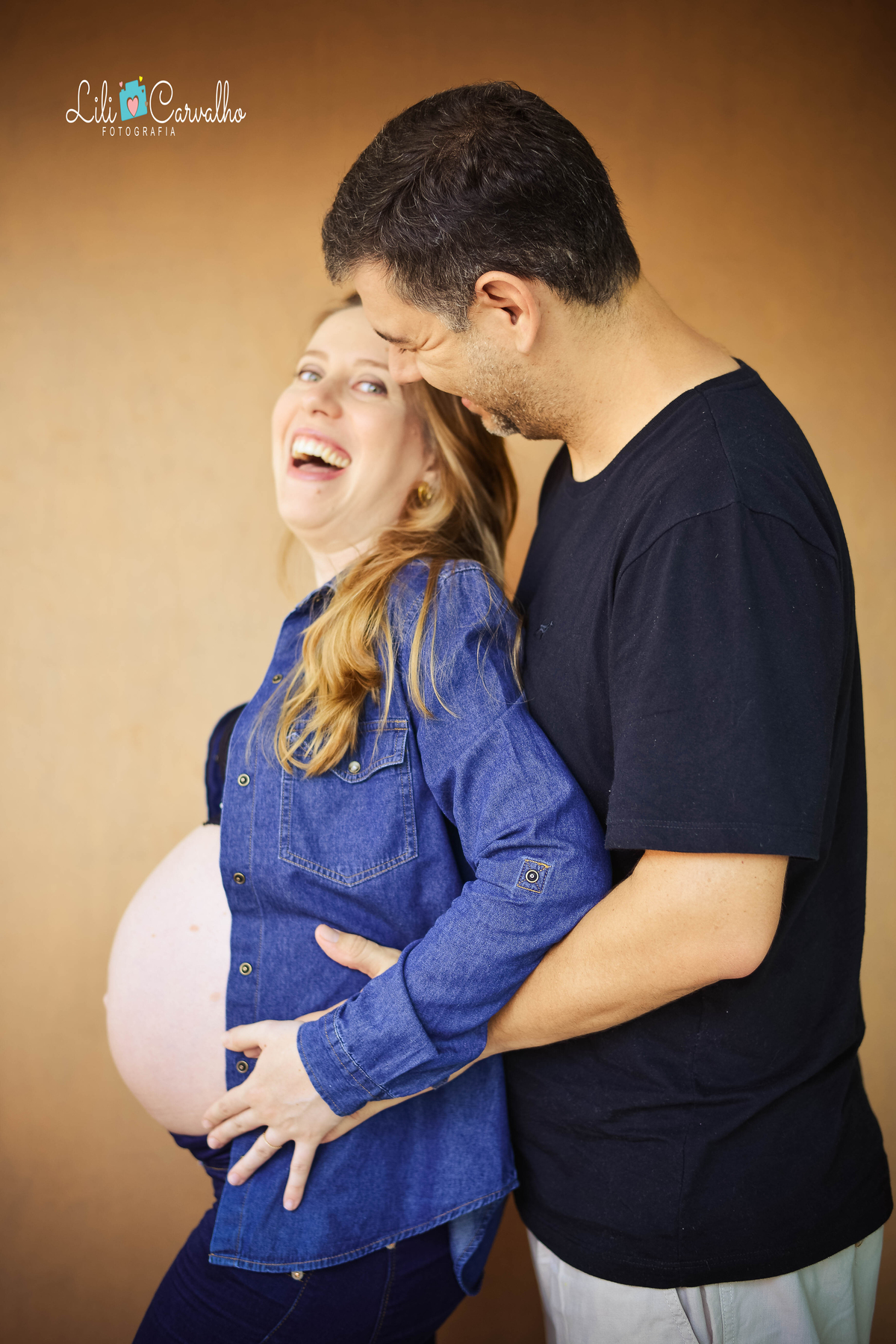 fotografia de gravida em estudio em maringa casal sorrindo