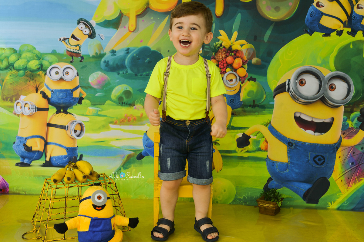 foto de menino, aniversario, tema minnions, maringa estudio em pé