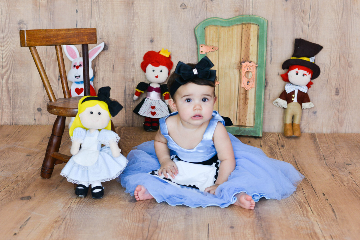 fotografia mensal de  menina em Maringá, tema alice no pais das maravilhas