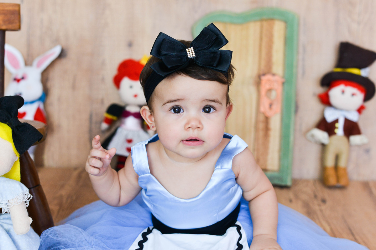 fotografia mensal de  menina em Maringá, alice no pais das maravilhas azul