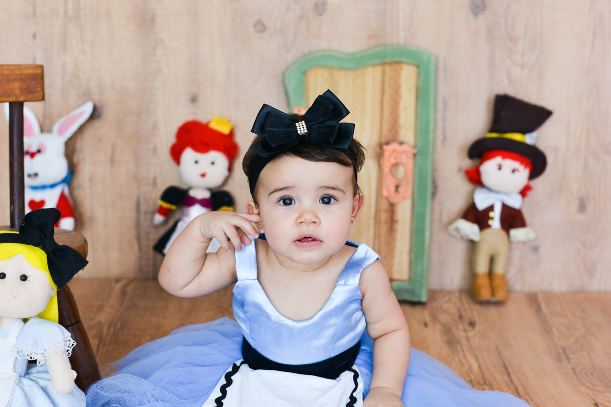 fotografia mensal de  menina em Maringá, , mao no rosto