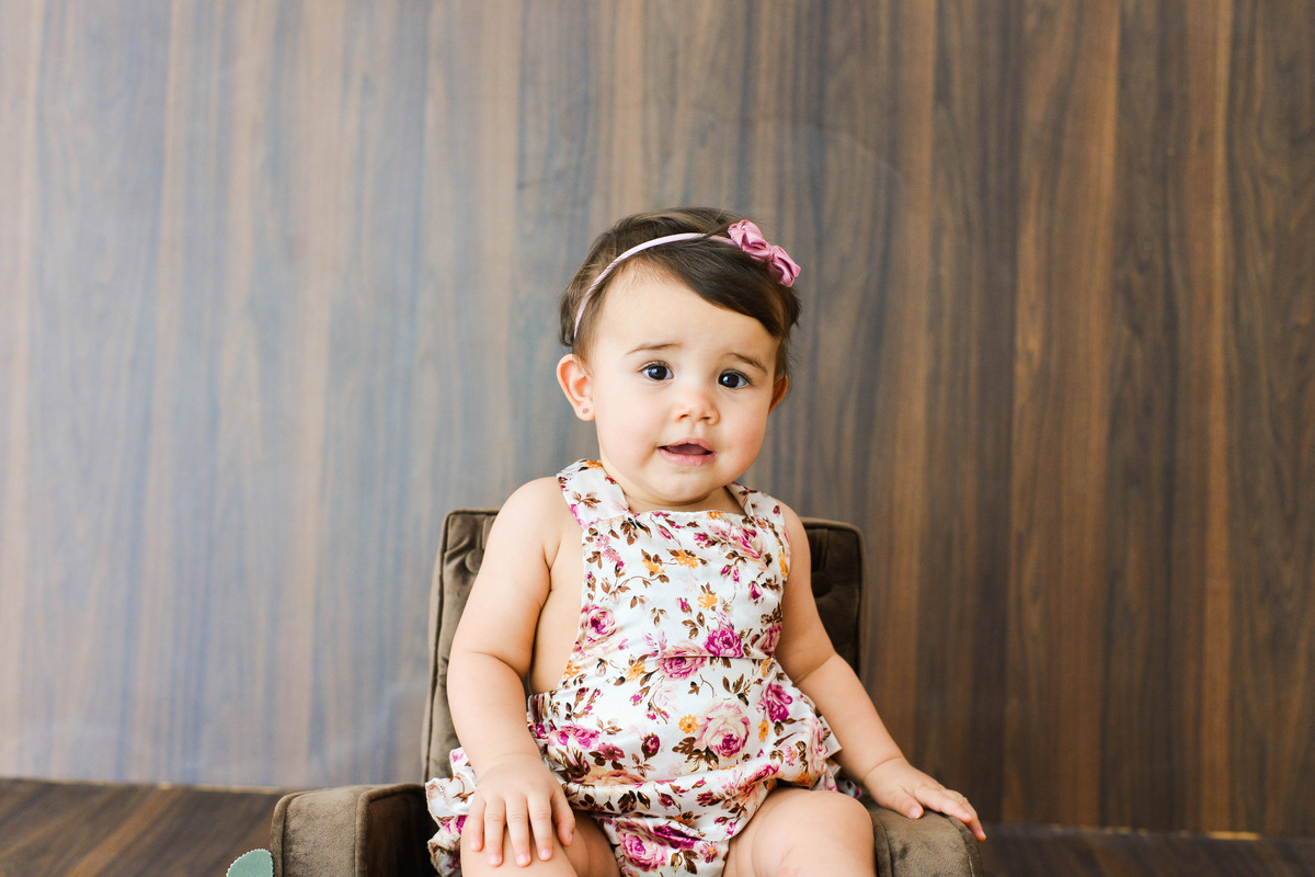 fotografia mensal de  menina em Maringá, menina sentada em sofa