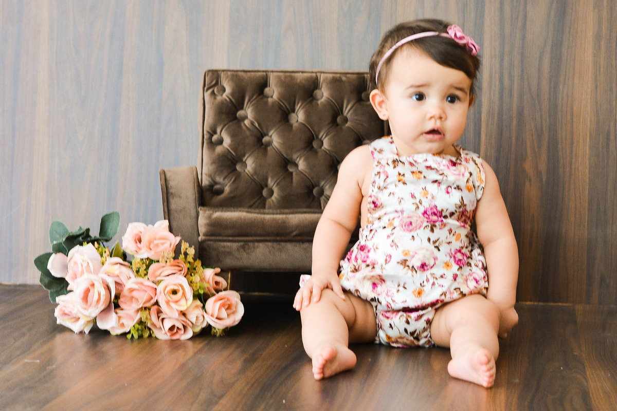 fotografia mensal de  menina em Maringá, menina sentada em sofa 