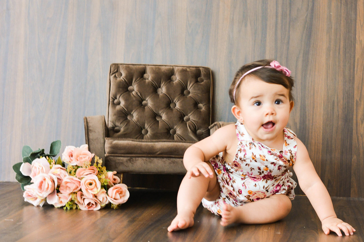 fotografia mensal de  menina em Maringá, menina sentada em sofa, atenciosa 