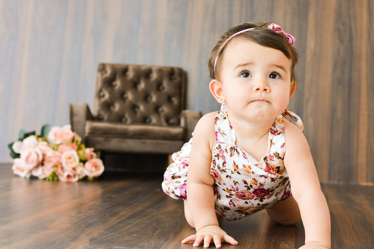 fotografia mensal de  menina em Maringá, menina sentada em sofa